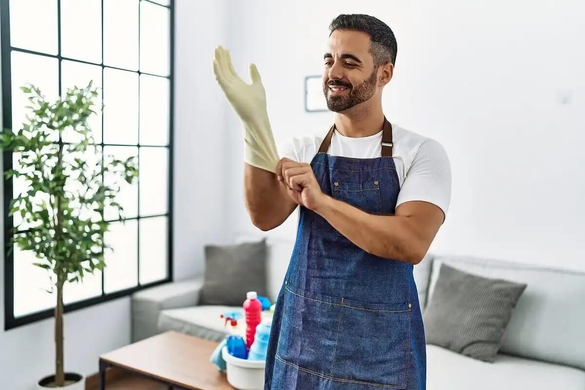 Valkaisuaineen turvallinen käsittely edellyttää käsineitä.