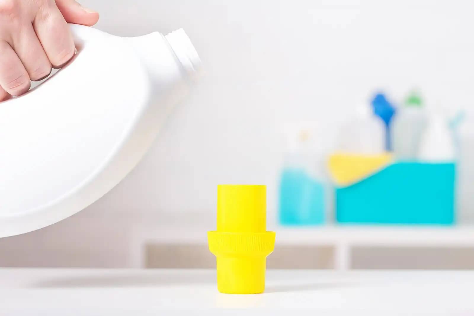 Valkaisuainetta tulee säilyttää läpinäkymättömässä astiassa.