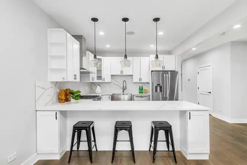 Valkoinen tekee keittiöstä puhtaan ja siistin näköisen.