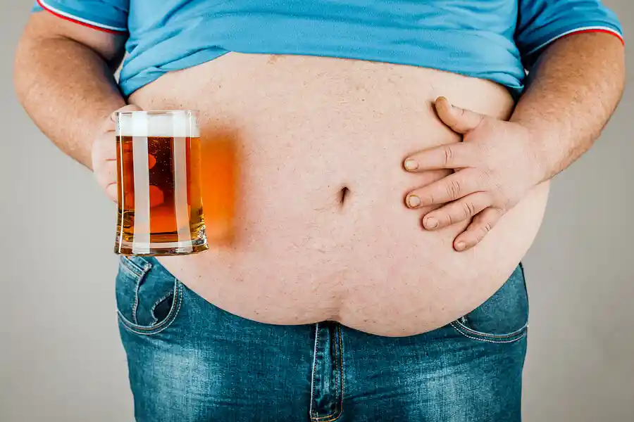 Vatsarasvan vähentämiseen liittyy alkoholin poistaminen ruokavaliosta.
