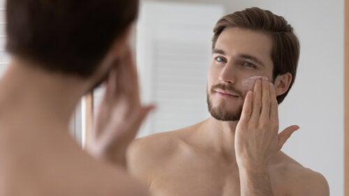 Miesten kosmetiikka: vinkkejä ihonhoitoon ja meikkaamiseen
