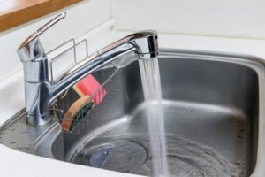 Tiskialtaan puhdistus pahojen hajujen torjumiseksi