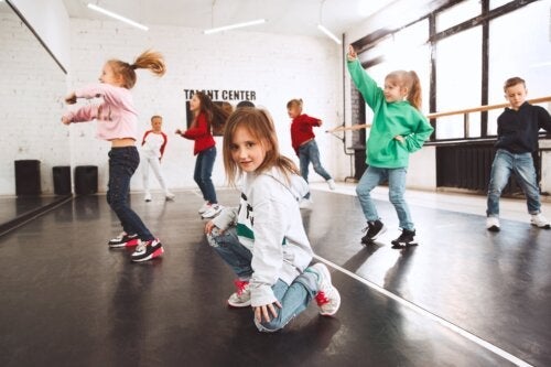 Tanssiterapia autistisille lapsille: hyödyt ja vinkit