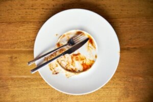 Kuinka puhdistaa tahriintuneet posliiniastiat