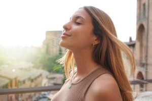 Miten "tunteiden tuulettaminen" parantaa hyvinvointia?