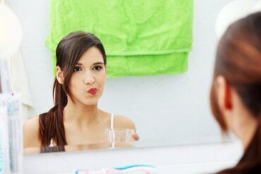 Onko turvallista puhdistaa suu tai hammasharja vetyperoksidilla?