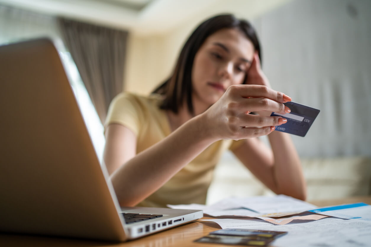 5 vinkkiä terveen talouden ylläpitämiseen ja taloudellisen stressin välttämiseen