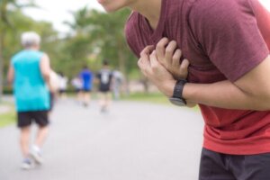 9 mahdollista syytä oikeanpuoleiseen rintakipuun ja sen hoito