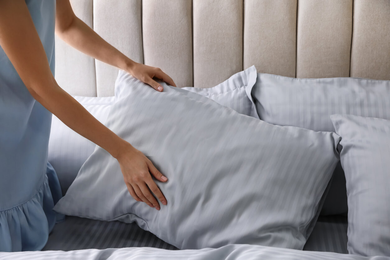 Satiinista valmistetut tyynyliinat.