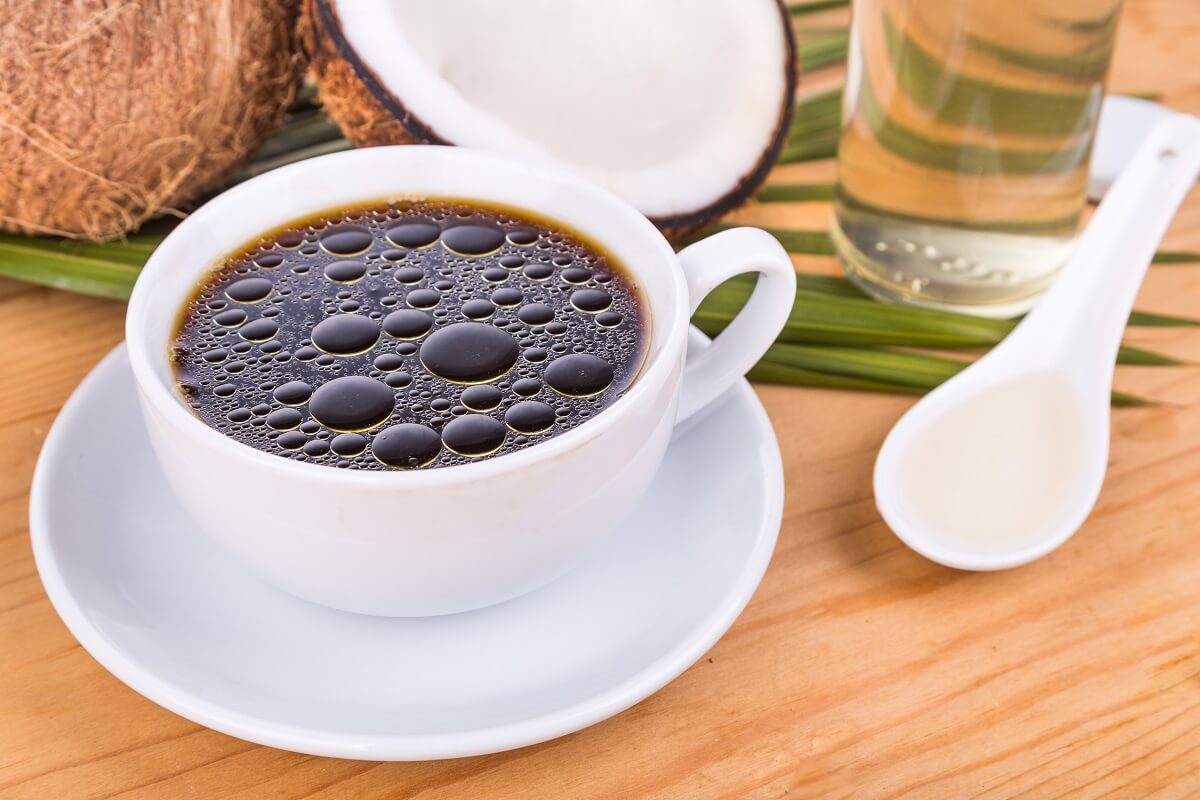 Miten nauttia kookosöljyllä maustettua kahvia niin, että paino ei nouse?