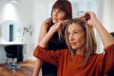 Miten pitää hiukset terveinä 50. ikävuoden jälkeen