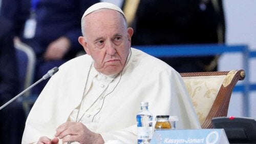 Paavi Franciscus tarvitsi kiireellisen leikkauksen tyrän vuoksi