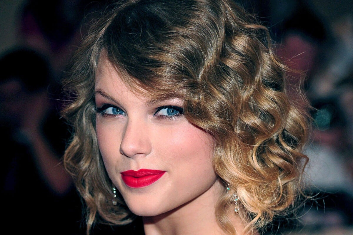 Onko sinulla lyhyet aaltoilevat hiukset? Kokeile näitä 15 trendikästä leikkausta