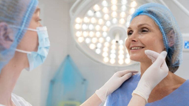 Onko poskirasvaleikkaus turvallinen? Leikkaus, jolla julkkikset terävöittävät kasvojaan