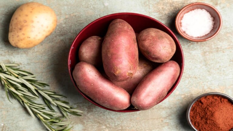 Punainen peruna: hyödyt, käyttömahdollisuudet ja erot valkoiseen perunaan nähden