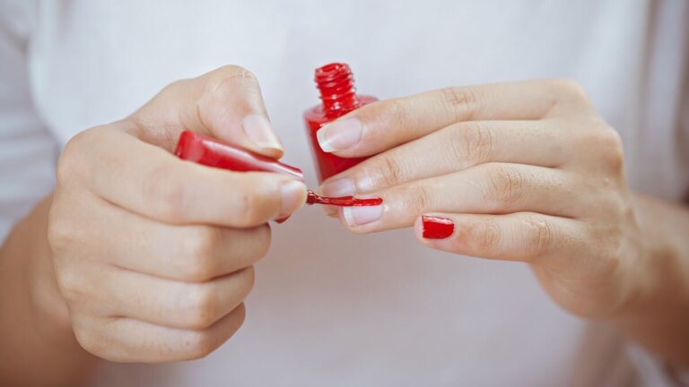 6 vinkkiä kuivuneen tai paksuuntuneen kynsilakan pelastamiseksi