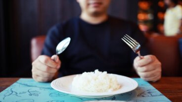 Riisin uudelleen lämmittäminen: riskit, kuinka kauan se säilyy ja miten se säilytetään oikein