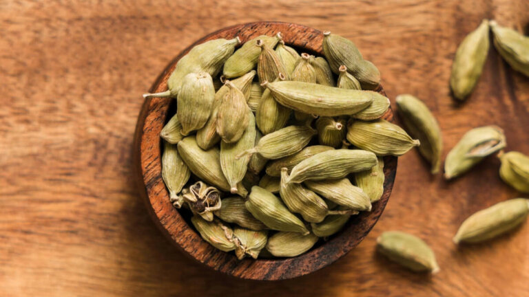 Kardemumma, "mausteiden kuningatar": ominaisuudet ja käyttö