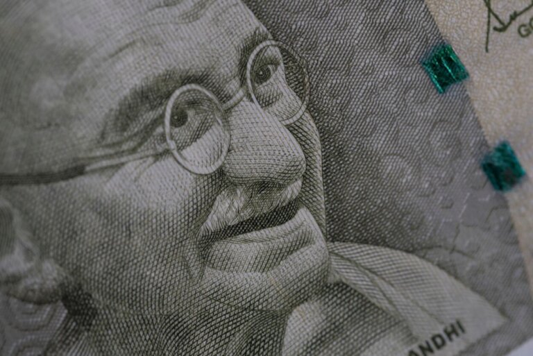 Mahatma Gandhi: ”Elä ikään kuin kuolisit huomenna; opi ikään kuin maailma kestäisi ikuisesti”
