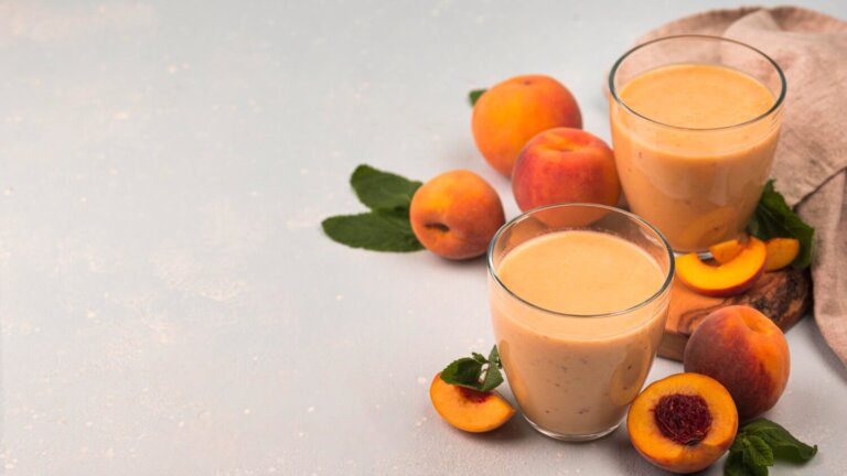 4 raikasta smoothieta kesäaamuihin ja välipaloiksi