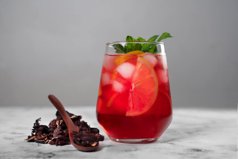 Raikas hibiskijuoma: näin tasapainotat happamuuden